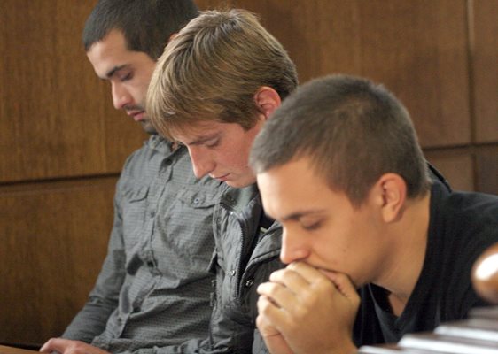 Тримата подсъдими - Александър, Вили и Светлозар, на делото за смъртта на Стоян Балтов.