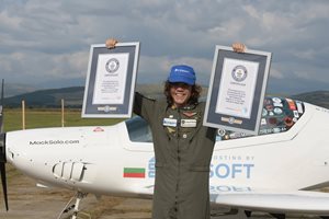 Най-младият пилот, обиколил света, пристигна в България (Видео)