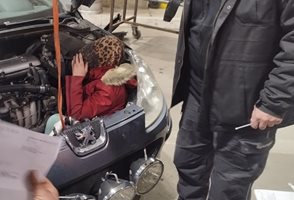 Мигрантка опита да влезе в Сърбия през Калотина-Градина, скрита при двигателя на кола (Снимки)