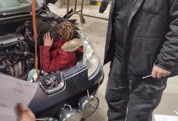 Мигрантка опита да влезе нелегално в Сърбия, скрита до двигателя на кола. СНИМКИ: Митническо управление на Република Сърбия