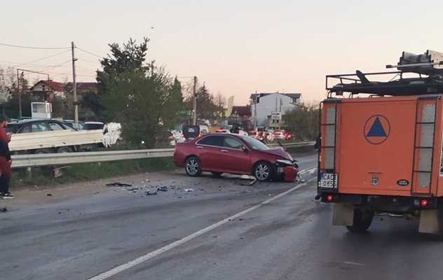 Катастрофа на лек автомобил затруднява движението преди Околовръстното в София
СНИМКА: Фейсбук / Катастрофи в София