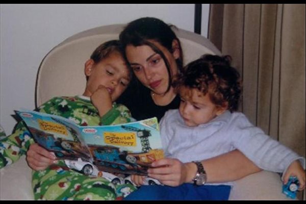 Всяка вечер Ани четяла книжки на синовете си.
