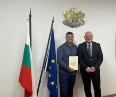 Министър Галин Цоков награди  Даниел Делибашев. СНИМКА: МОН