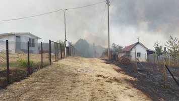 Пожарът над Отец Паисиево още гори, огънят пълзи и към Бегово (Обновена)