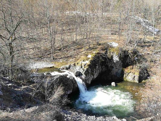 След с. Белица и водопада Гюмбергията е резерватът "Кормисош".