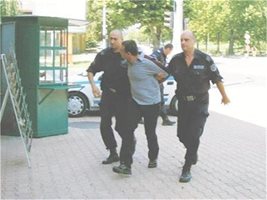 Джем Мустафа (в средата) е един от малкото, осъдени за сводничество в Кърджали. СНИМКА: АВТОРЪТ
