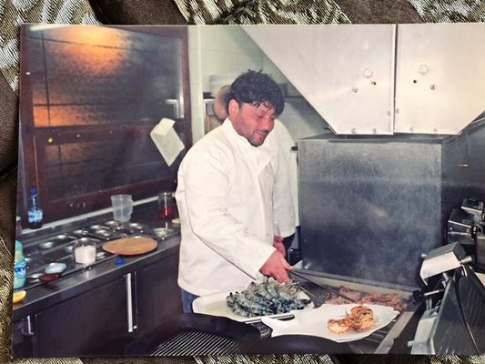 Стаж в ресторантската кухня - Орлин Попов приготвя риба и скариди.