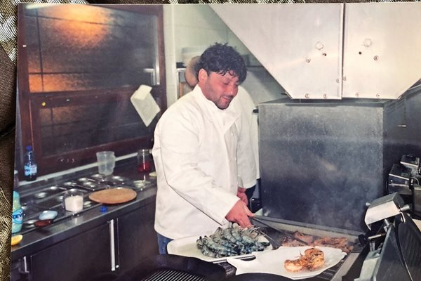 Стаж в ресторантската кухня - Орлин Попов приготвя риба и скариди.