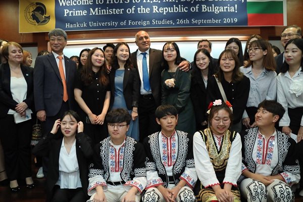 Бойко Борисов гостува на студентите и учениците в Сеул, които изучават български език, и им обеща стипендии. Те го поздравиха с български народни танци.

