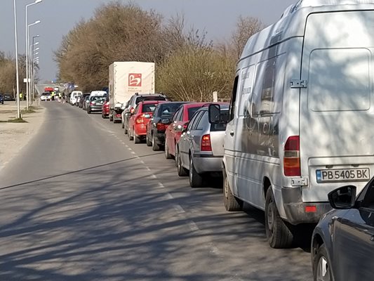 Колоната от автомобили на "Пещерско шосе" започва от "Прослав" и стига до отбивката на околовръстното, където е КПП-то. Снимки: Авторът.