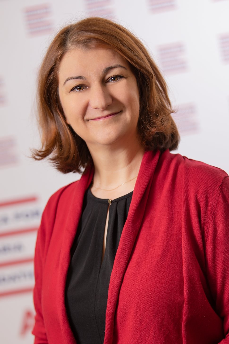 Надя Захариева е завършила международни икономически отношения в Университета за национално и световно стопанство в София. Има 17-годишен опит в инвестициите и банкирането.