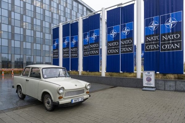 Днес реплика на историческия трабант е паркирана пред централата на НАТО в Брюксел.

