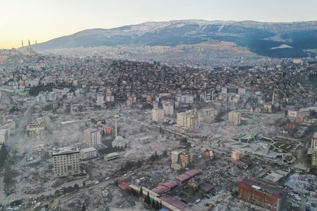  Трусът в Турция и Сирия лиши живота на десетки хиляди 