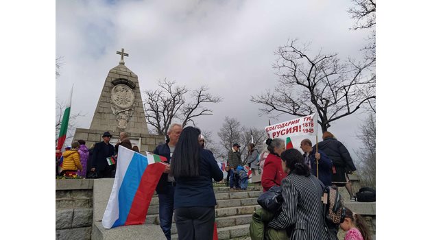 Руски знамена на всяка крачка се веят пред паметника на Царя Освободите на хълма Бунарджика в Пловдив.