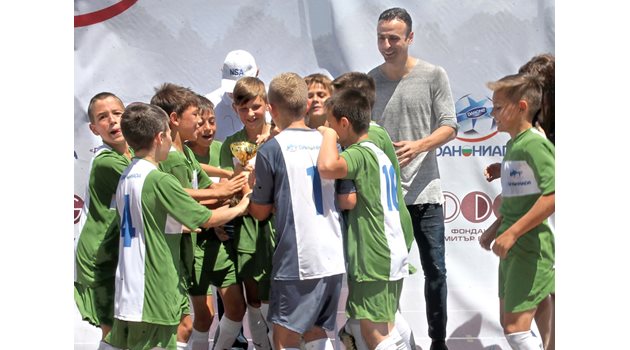 Димитър Бербатов е връчил купата за победител в “Данониада” на щастливите момчета от “Берое”. Снимки: Румяна Тонева