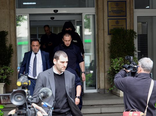 Красимир Живков излезе от сградата на МОСВ в компанията на спецпрокурор и униформени. СНИМКА: Йордан Симеонов
