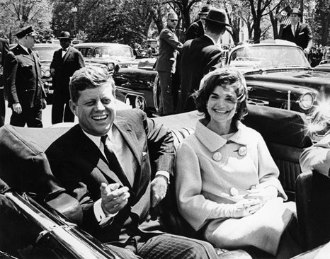 Преговорите за института "Изток-Запад" се водят и с Джон Кенеди, който е убит през 1963 г. в Далас. След това разговорите се продължават от наследника му Линдън Джонсън.
