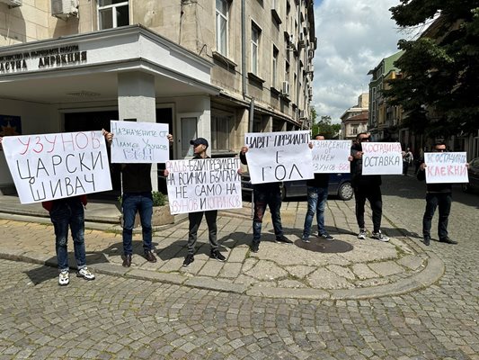 Протестиращите настояват шефът на пловдивската полиция Васил Костадинов да подаде оставка.