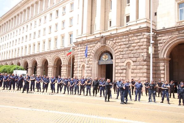 Полицията, който охранява Министерския съвет от протестиращите.