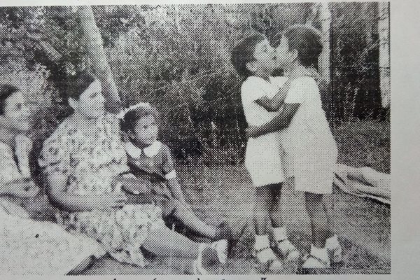 Бъдещият кардиохирург Александър (вдясно) в прегръдка с брат си Дилян в Лом пред майка им Буба.