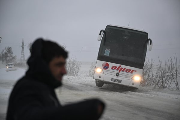 Закъсал автобус във Варненско. Снимка: Орлин Цанев