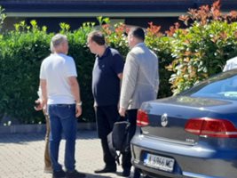 Джевдет Чакъров и Рамадан Аталай след среща с Ахмет Доган в резиденцията му в парк Росенец край Бургас
СНИМКА: Авторът