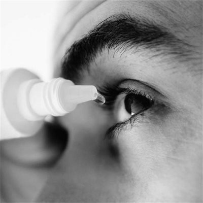 Изкуствените сълзи помагат за по-бързото отмиване на воднистия секрет от окото