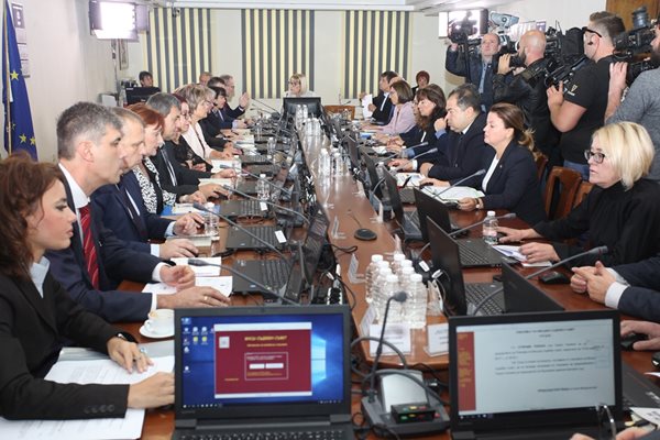 Новият Висш съдебен съвет избра Георги Чолаков за шеф на ВАС, без да обявява втора процедура. Така Чолаков е първият, чиято кандидатура е гласувана от два състава на съвета.