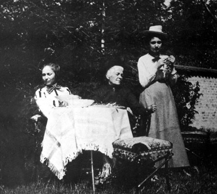 Екатерина Каравелова с дъщеря си Лора на гости на Наталия (в средата)