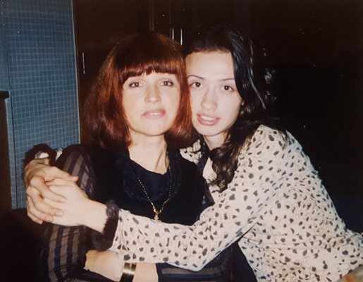 Дочка с дъщеря си Раиса като студентка в Лондон през 2001 г.