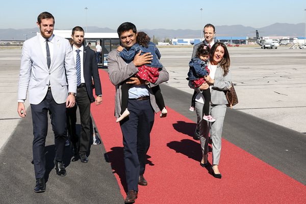 Херо Мустафа и съпругът и? носят двете си деца на летище София.