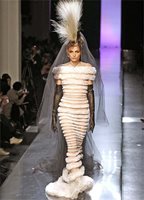 Андрей Педжич представя рокля на Жан-Пол Готие от колекцията на дизайнера за сезон пролет - лято 2011 г.
СНИМКИ: РОЙТЕРС