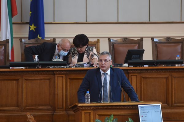 Валери Жаблянов изчете декларация от името на БСП.