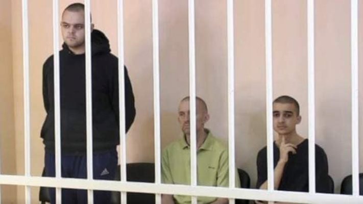 Шон Пинер, Ейдън Аслин и мароканеца Саадун Брахим в съда. Стоп кадър от видео