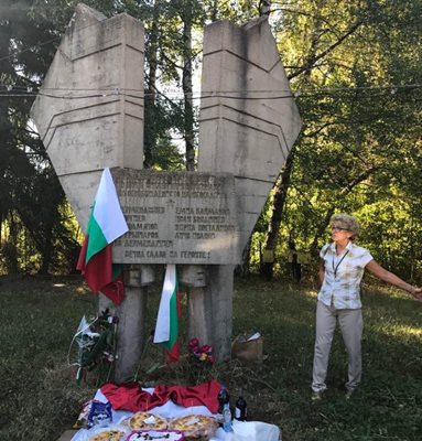 Здравка Чимева пред паметника на загиналите гвардейци край днешното македонско с. Звегор, който бе на ГКПП Ст. Лисичково. СНИМКА: Личен архив