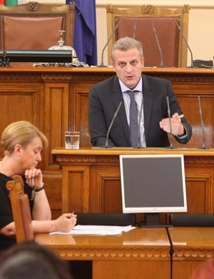 Здравният министър Петър Москов говори от трибуната на пленарната зала. На преден план е издателят на "24 часа" Венелина Гочева.