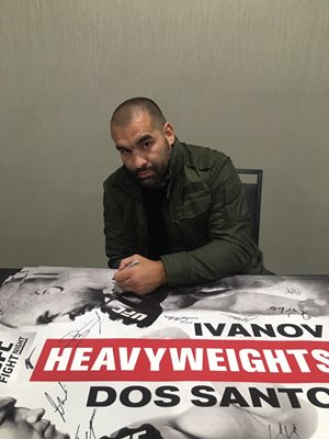 Благой Иванов разписва плакат за мача си срещу Жуниор дос Сантос след пристигането си в Бойзи.