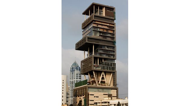 Мукеш Амбани се премести в 27-етажна сграда в Мумбай през 2010 г., в която има 6 етажа гаражи за 168-те му коли, а на покрива - хеликоптерни площадки.