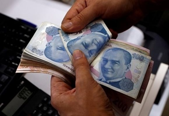 Над десетпроцентни увеличения на месечните възнаграждения ще получат държавните служители и пенсионерите в Турция от януари. Снимка РОЙТЕРС
