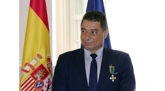 Задържаният Цветан Панков с медала от испанския посланик