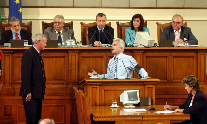 Георги Пирински спира микрофона на Волен Сидеров, който с черна лента на ръката сипе обиди по новосформирания кабинет на тройната коалиция.