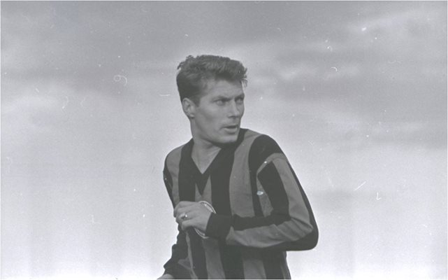 Никола Котков с екипа на “Локомотив” (Сф) през 1968 г. - преди да премине за кратко в “Славия” и след това в “Левски”.
