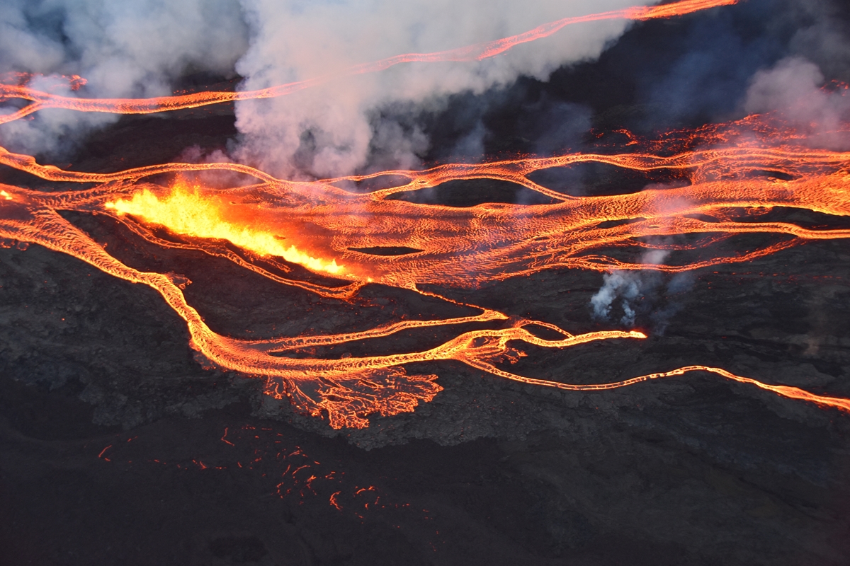 Вижте какви са щетите от изригването на Мауна Лоа - най-големият вулкан в света (Видео)