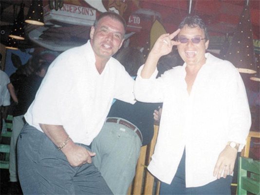 Поли Пантев (вдясно) и приятелят му Кирил Щерев се забавляват в бар на остров Аруба. Снимки: Архив на „24 часа”
