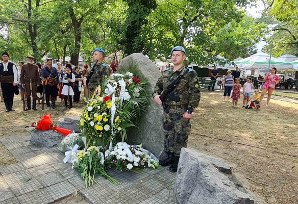 Пловдивчани отдадоха почит пред паметника на илинденци.