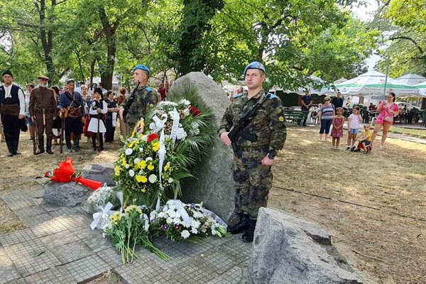 Пловдивчани отдадоха почит пред паметника на илинденци.