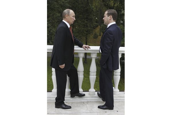 Путин разговаря с премиера Дмитрий Медведев (вдясно), който явно вече не му е любимец.