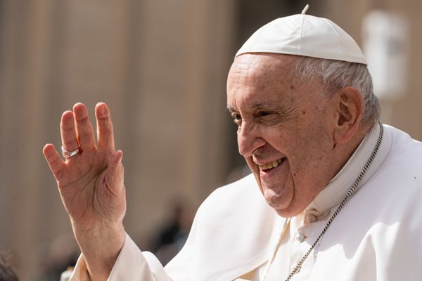Папа Франциск и няколко деца обиколиха площад във Ватикана с папамобила