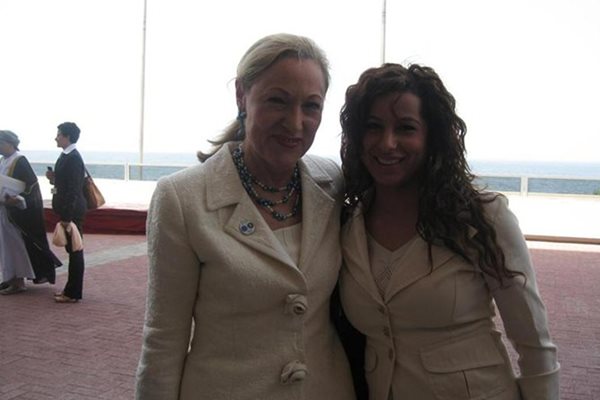 Деница с Бенита Фереро-Валднер, която е бивш европейски комисар по външните отношения, на работна среща в Оман.