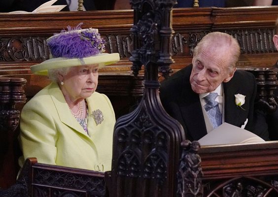 По протокол кралица Елизабет II и съпругът  Филип бяха сред последните членове на кралското семейство, които влязоха в параклиса преди церемонията.